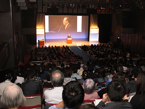 全国から５００人が参加した「１０周年記念コンベンション」会場